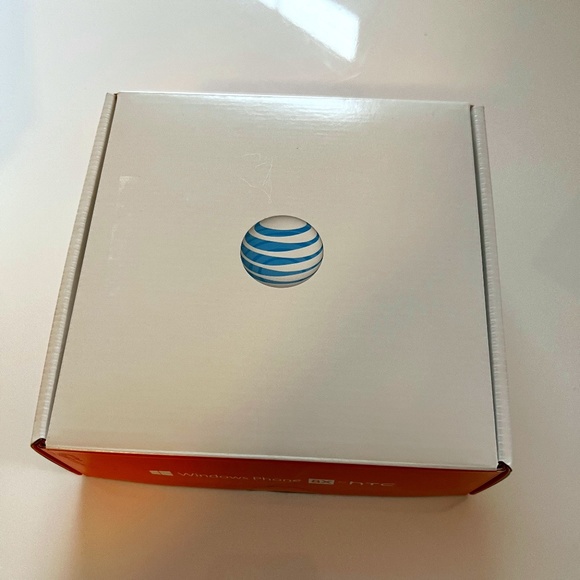 HTC Windows Phone 8x - Picture 2 of 4